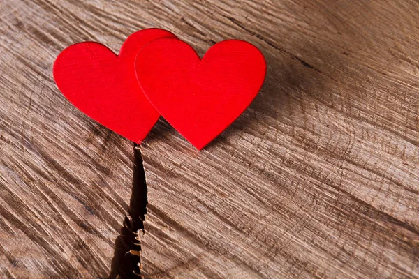 Fondo de San Valentín, corazones hechos a mano en madera, espacio para copiar — Foto de Stock