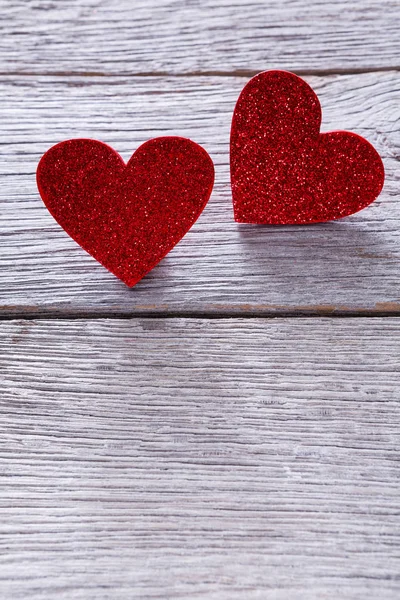 Valentinstag Hintergrund, handgemachte Herzen auf Holz, Kopierraum — Stockfoto