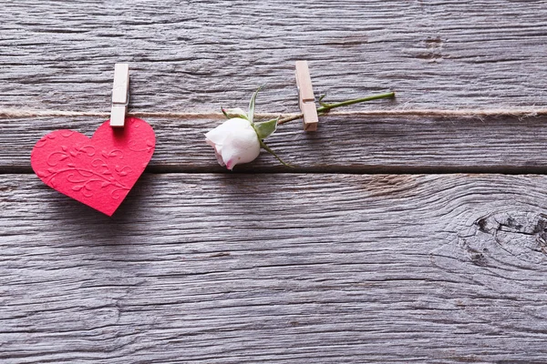 San Valentino sfondo, cuore di carta e rosa su legno — Foto Stock