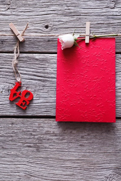 Valentine dag achtergrond, woord liefde en kaart op hout — Stockfoto