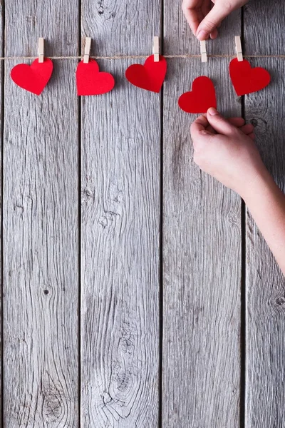 Día de San Valentín fondo hecho a mano, corazones de papel borde de madera — Foto de Stock