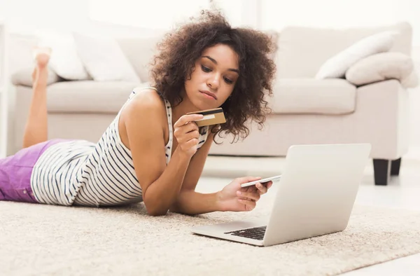 Женщина делает покупки онлайн с помощью кредитной карты — стоковое фото