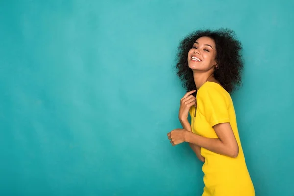 Alegre menina afro-americana posando no estúdio — Fotografia de Stock