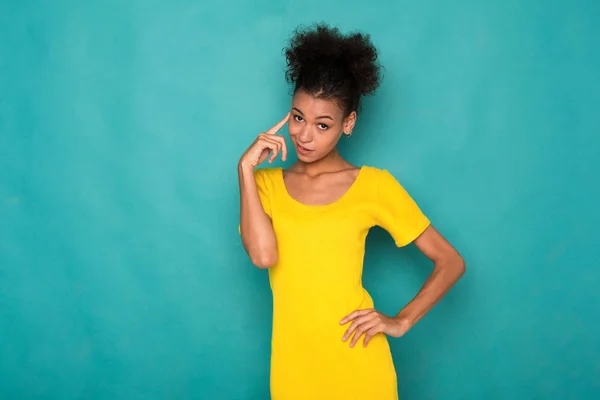 Afro-amerikai nő, gondolt a kék háttér — Stock Fotó
