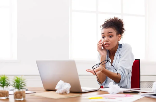 Zakenvrouw met verlies werkt op laptop op kantoor — Stockfoto