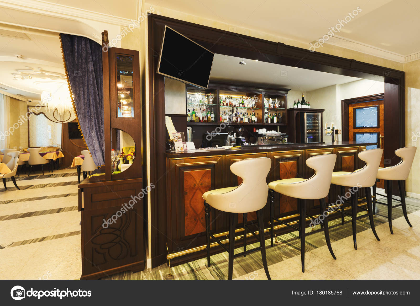 Hotel Lounge Bar Com Prateleiras De Garrafa E Assentos Stock Photo Hotel Lounge Bar Com Prateleiras De Garrafa E Assentos Stock Photo
