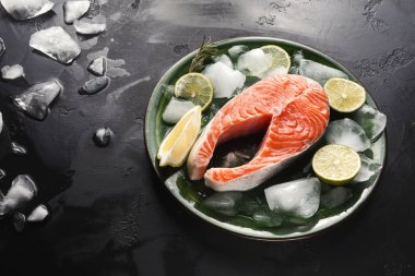 Buz, koyu arka plan ile taze somon