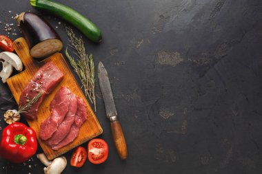 Ham sığır fileto biftek ahşap tahta üzerinde