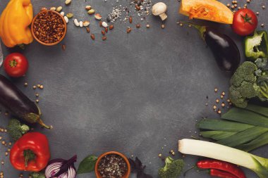 Çerçeve kopya alanı ahşap zemin üzerine taze sebze