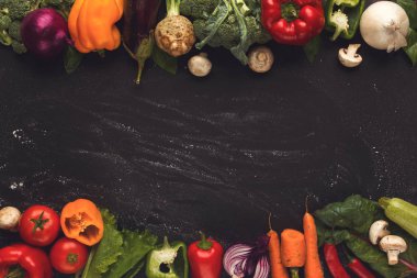 Sınır kopya alanı ahşap zemin üzerine taze sebze