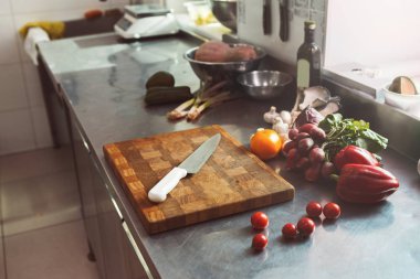 Malzemeler salata ve mutfak gereçleri için pişirme