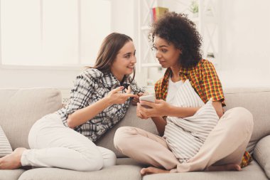 Arkadaşlar Smartphone evde kullanma