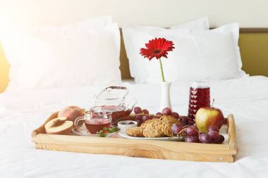 Ahşap tepsi yatakta kahvaltı servis