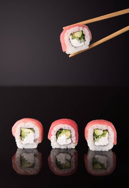 Japon rulo siyah arka plan yansıtma