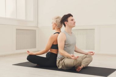 Genç çift meditasyon birlikte, arka arkaya