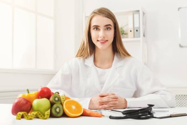 Beslenme uzmanı Resepsiyon meyve ve ölçüm bandı ile