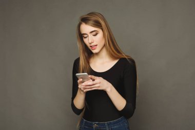 genç kadın tipik haber smartphone