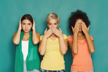 Üç güzel kadınlar yeşil arka plan poz