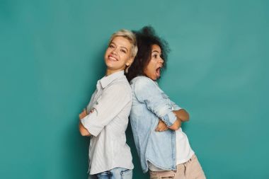 Duygusal arkadaşlar eğlenmeye mavi arka plan