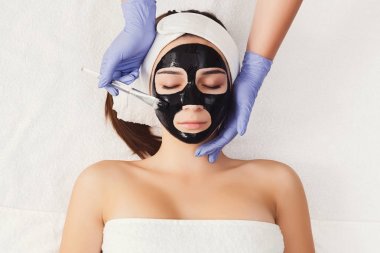 Kadın yüz maskesi Şevval Özçelik Güzellik Spa tarafından alır