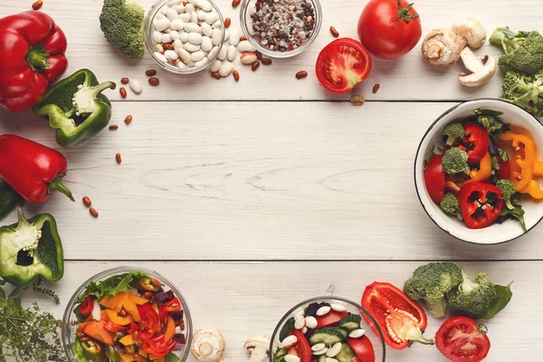 Várias tigelas de salada em mesa de madeira branca, vista superior — Fotografia de Stock