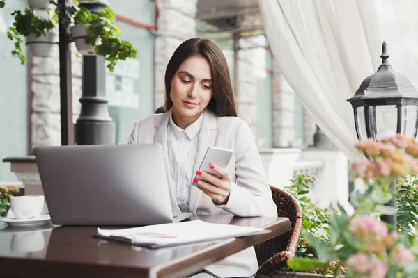 Jonge zakenvrouw SMS bericht tijdens de lunch — Stockfoto