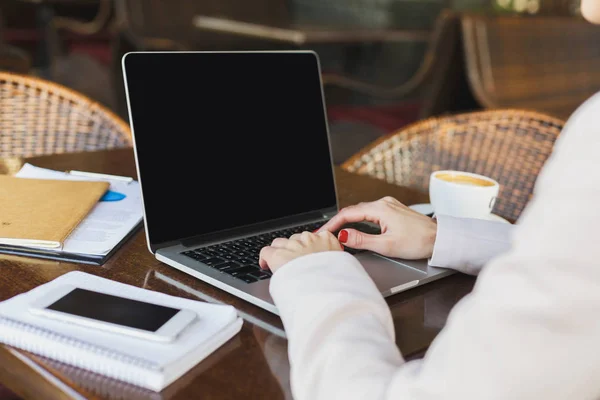 Vrouwelijke handen met laptop close-up outdoors — Stockfoto