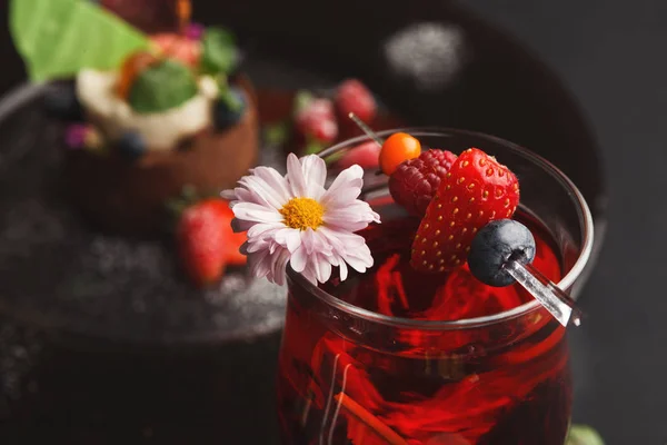 Restauracja deser i owoce jagodowe herbaty na czarnym tle — Zdjęcie stockowe