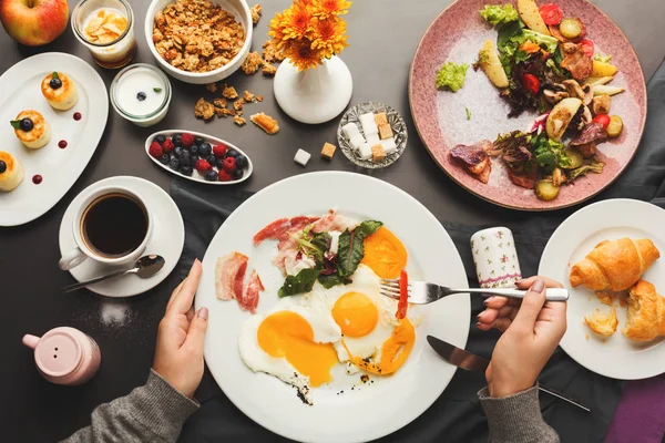 Restaurant ontbijt met spek en gebakken eieren — Stockfoto