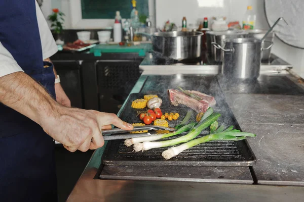 Chef cooking juicy beef steak at restaurant kitchen — Stock Photo, Image