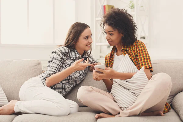 Freundinnen nutzen Smartphone zu Hause — Stockfoto