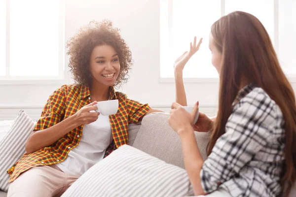 コーヒー会話の 2 つの若い女性の友人 — ストック写真