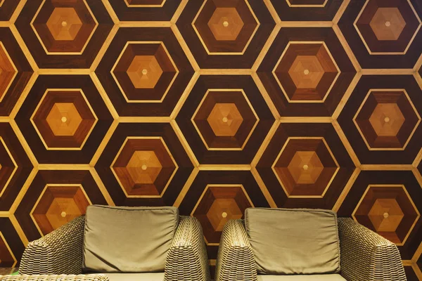 Hall d'hôtel moderne avec mur en bois abstrait — Photo