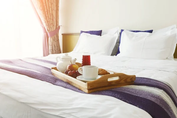 Breakfast served in bed on wooden tray — Stock Photo, Image