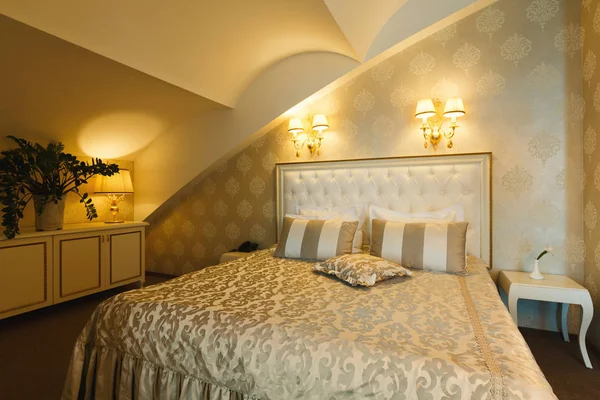 Wnętrze sypialni podwójne łóżko hotel — Zdjęcie stockowe