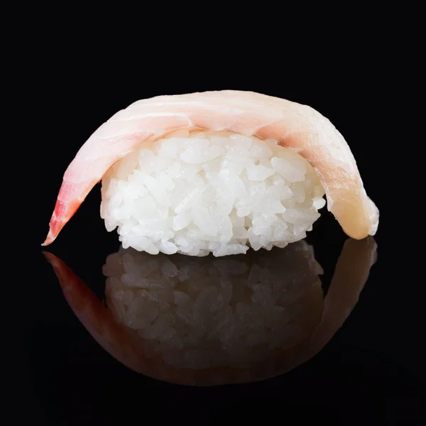 Sushi seabass pada latar belakang mirroring hitam — Stok Foto