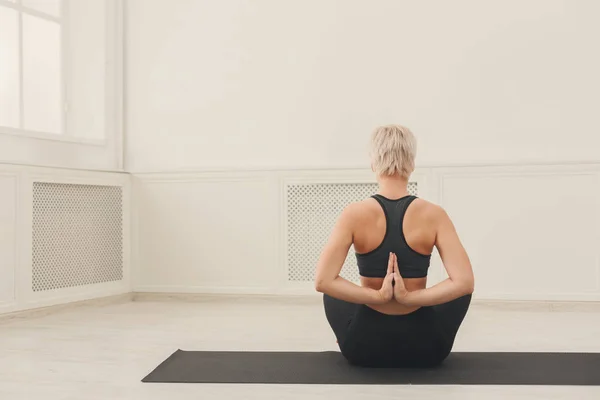 Junge Frau im Yoga-Kurs, umgekehrte Gebetshaltung — Stockfoto