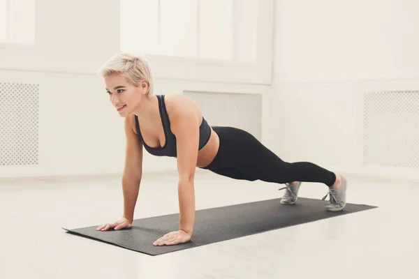 Fitness-Frau Plankentraining drinnen — Stockfoto