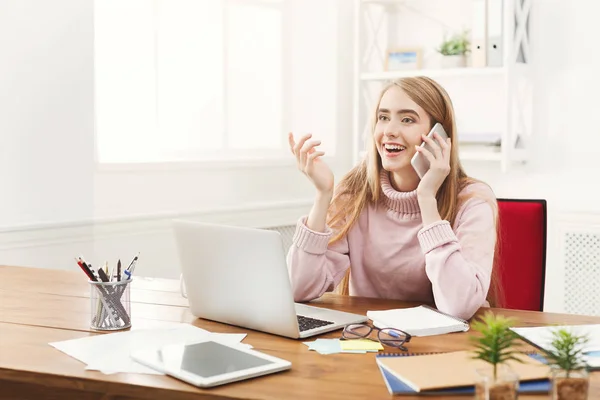 Charla de negocios, mujer consultora por teléfono en la oficina — Foto de Stock