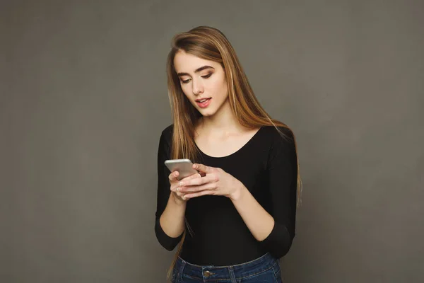 Jonge vrouw bericht aan het typen op smartphone — Stockfoto