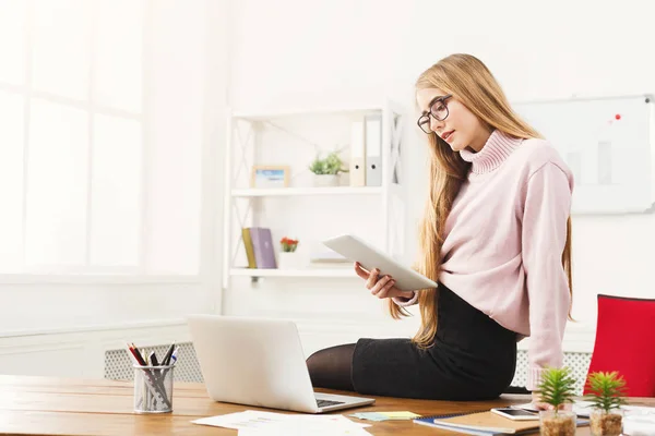 Obchodní žena čte digitální tabletu v kanceláři — Stock fotografie
