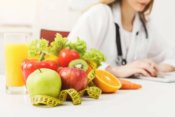 Mesa nutricionista com frutas e fita métrica — Fotografia de Stock