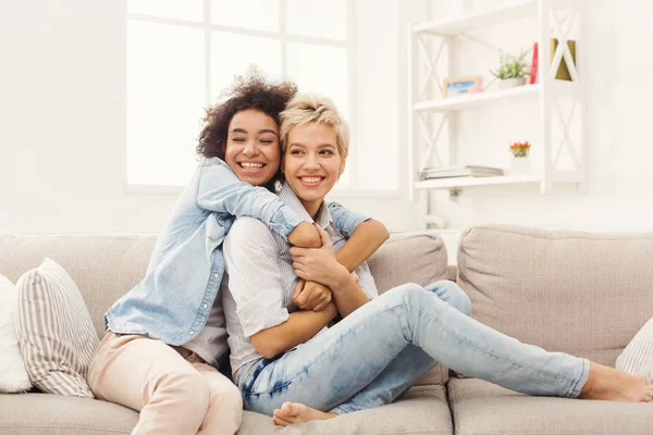 Två kvinnliga vänner omfamnar varandra hemma — Stockfoto