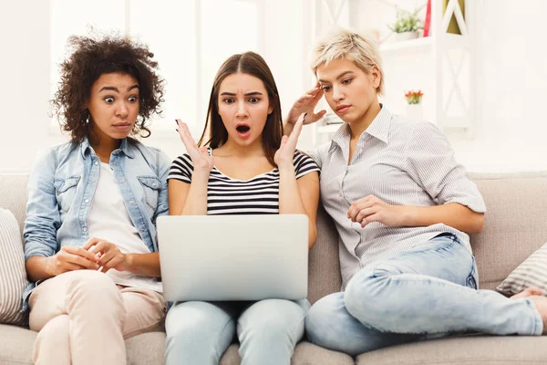 Tres mujeres sorprendidas usando el ordenador portátil en casa —  Fotos de Stock