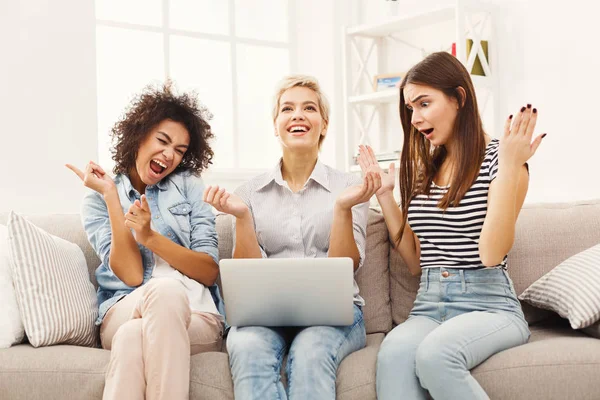 Tres hermosas mujeres usando el ordenador portátil en casa —  Fotos de Stock