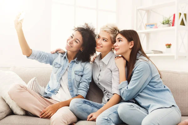 Drei glückliche Frauen machen Selfie zu Hause — Stockfoto