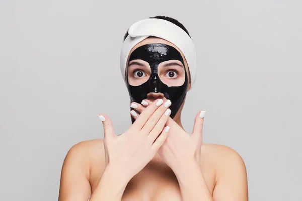 Jeune fille avec masque visage noir purifiant — Photo