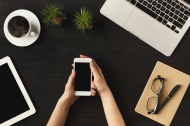 Kadının elinde tutan bir smartphone, üstten görünüm
