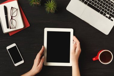 Kadının ellerini dijital tablet, üstten görünüm