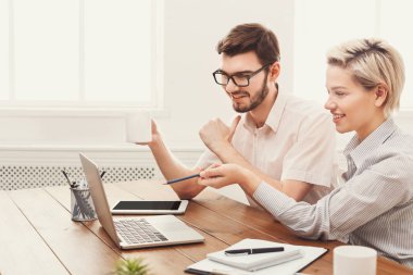 Modern ofiste çalışan genç iş ortakları birkaç